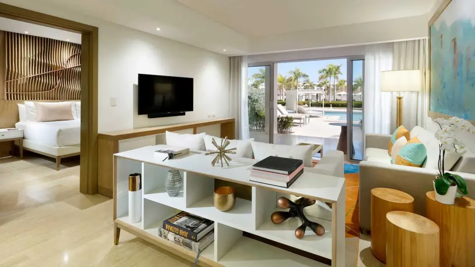 Swim Up Suite Official 2