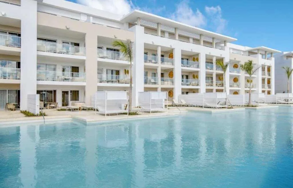 Swim Up Suite Official 4