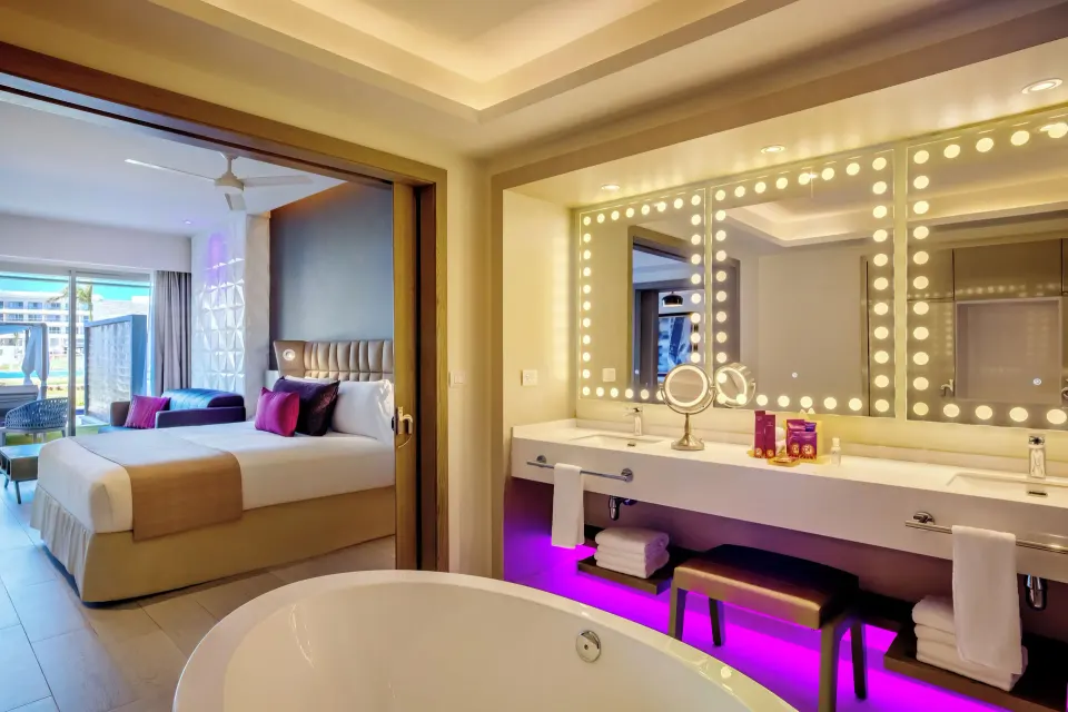 Star Class Directors Suite bathroom vanity and tub at Planet Hollywood Cancun.