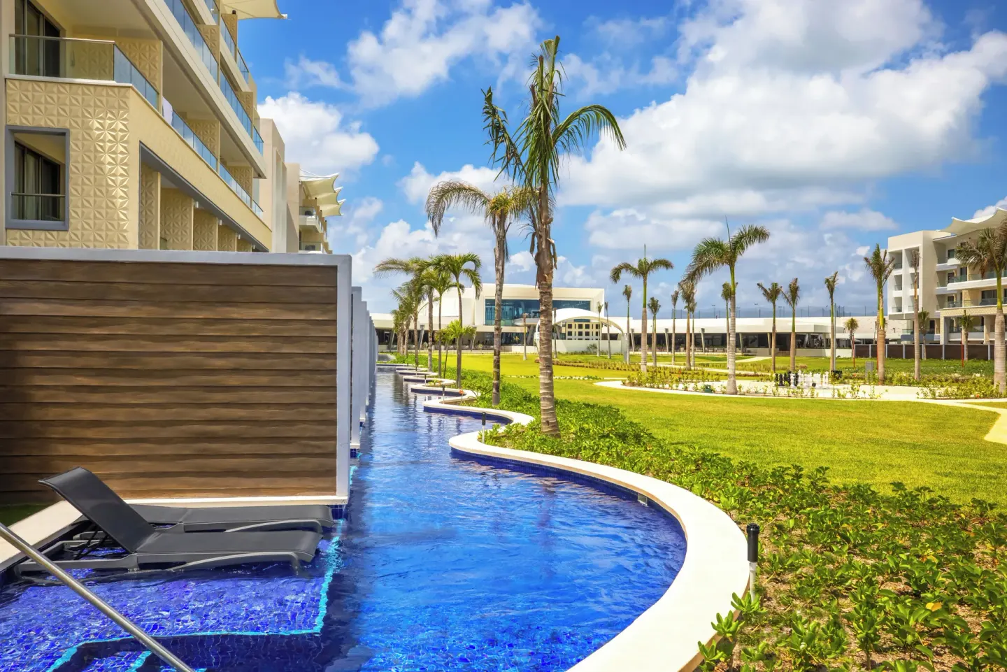 Star Class Directors Suite swim-out pool and lounge chair at Planet Hollywood Cancun.
