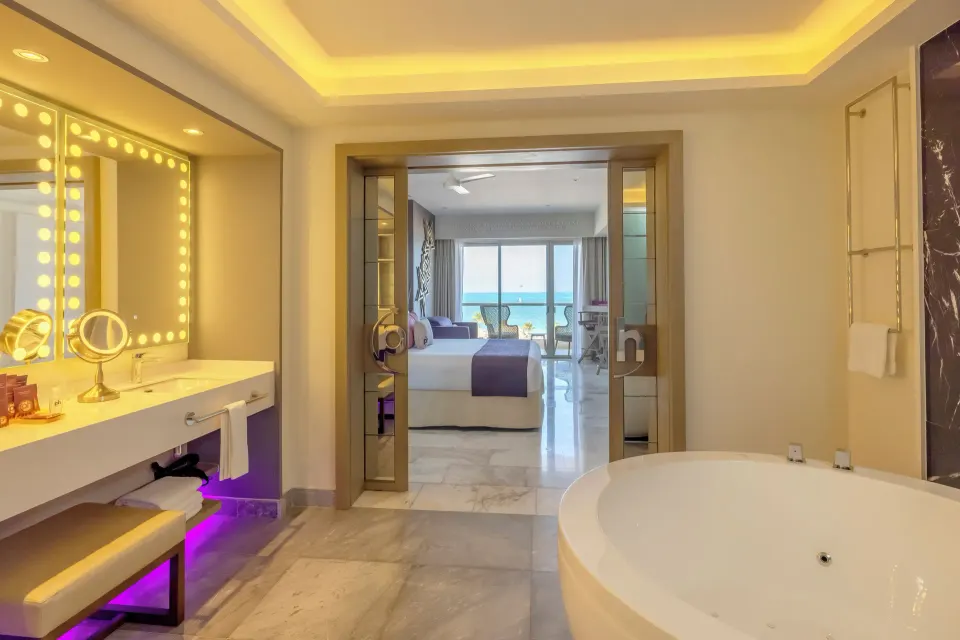 Star Class Producers Two Bedrooms Suite bathroom with soaking tub at Planet Hollywood Cancun.