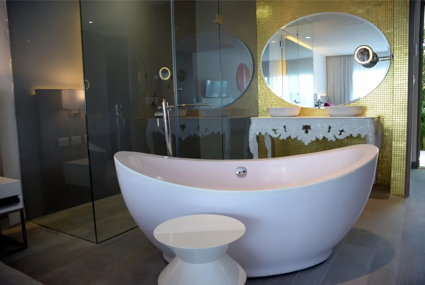 Deluxe Room bathroom with soaking tub and round mirror at Platinum Yucatan Princess