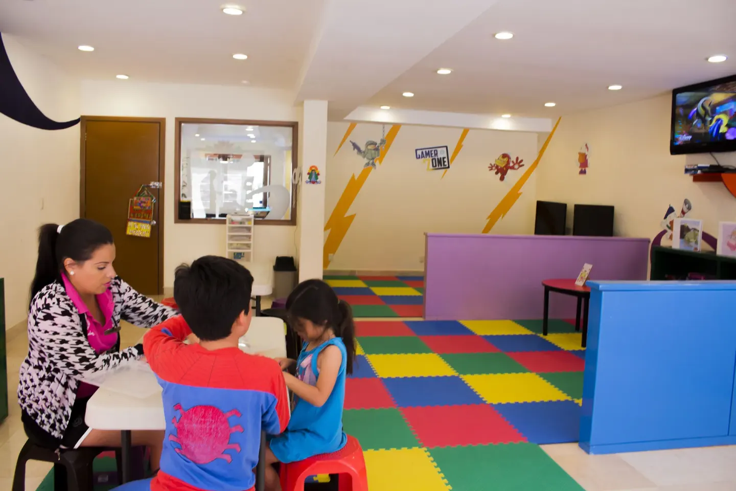 Children’s activity room with colorful floor mats at Plaza Pelicanos Grand Beach Resort.