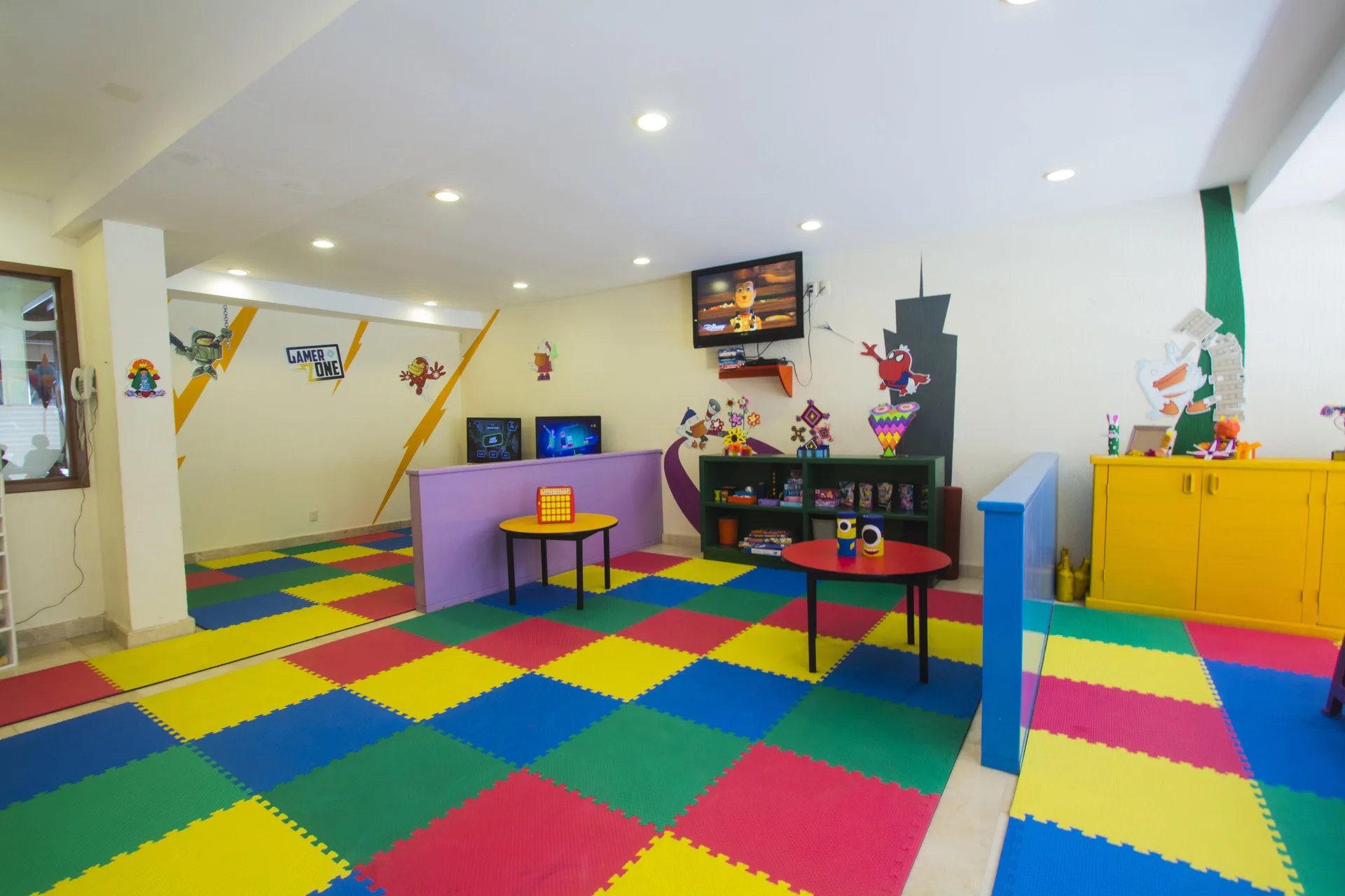 Kids club play area with bright mats and toy shelves at Plaza Pelicanos Grand Beach Resort.
