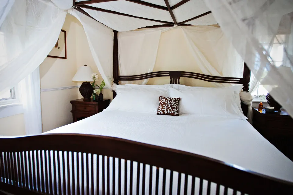 Canopy bed in a Pool View Cottage 1 Bedroom Suite at Point Grace.