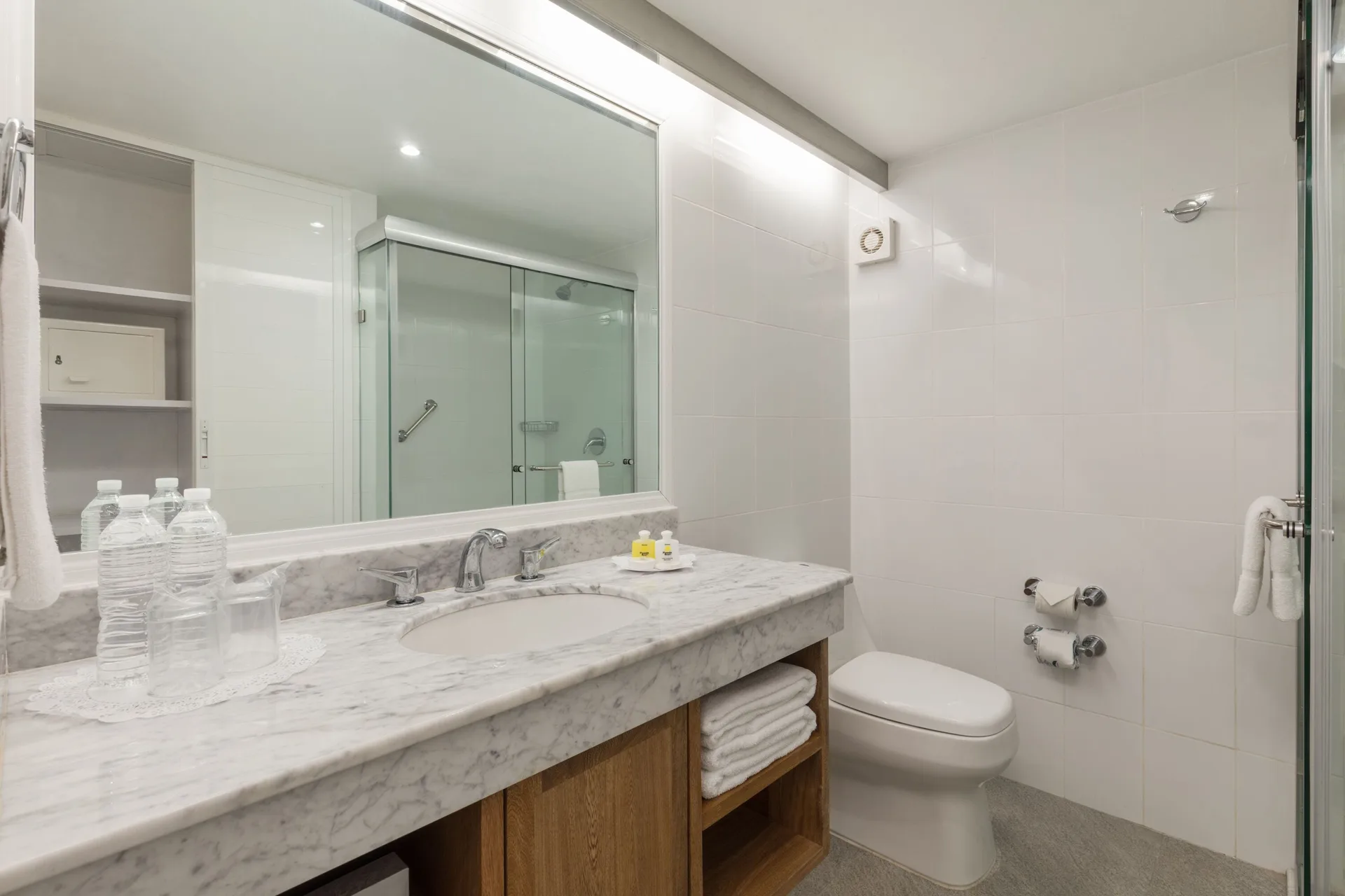 Superior Room bathroom with sink, mirror, towels and shower at Posada Real Ixtapa.