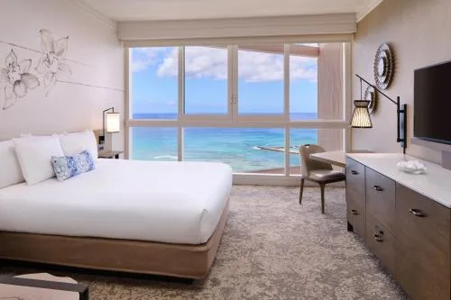 Oceanfront Club Floor king guest room with ocean view at Prince Waikiki.