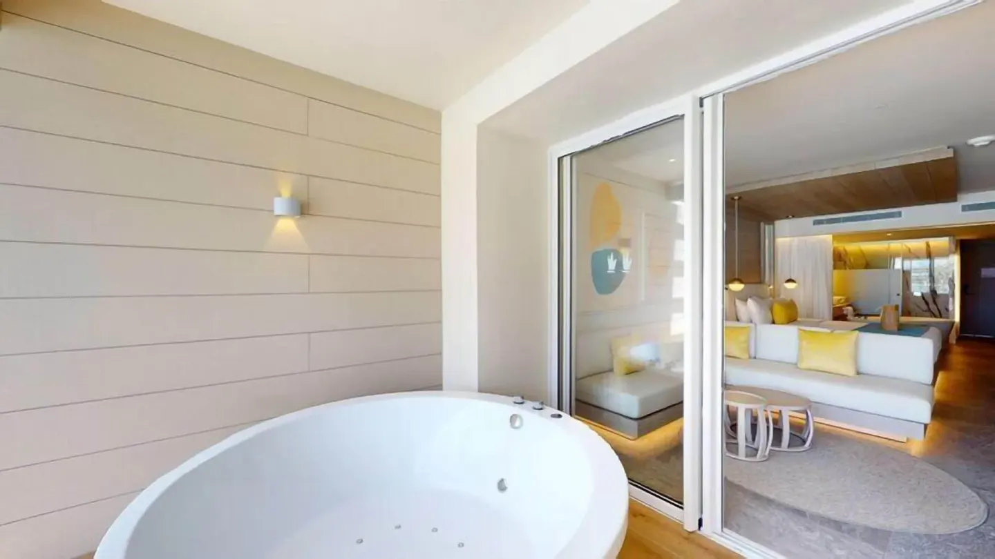 Private patio tub outside a Swim Out Platinum Junior Suite at Princess Senses The Mangrove Resort.
