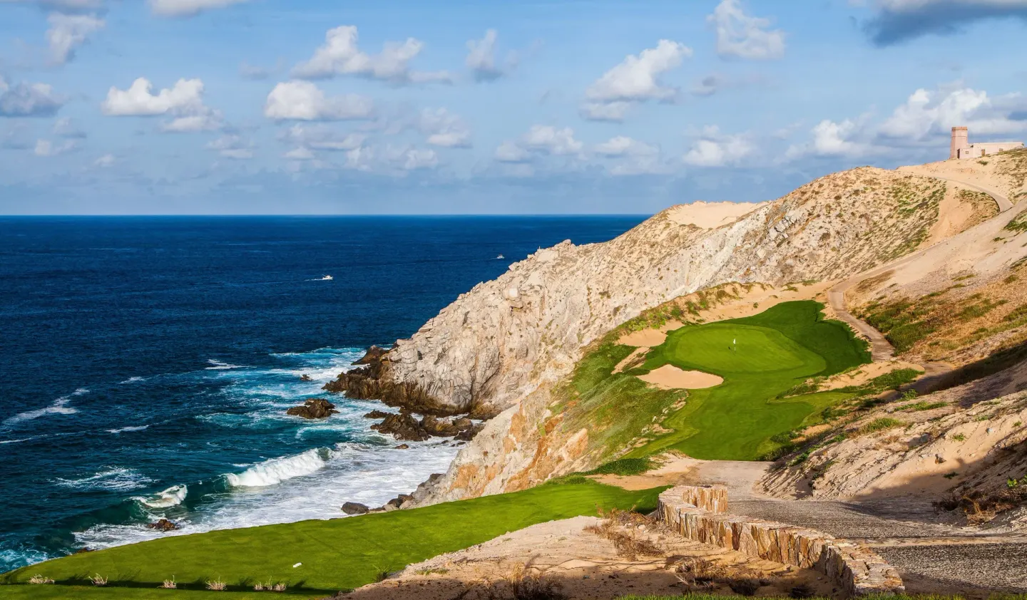 Coastal golf hole on cliffs above the ocean near Pueblo Bonito Los Cabos Blanco.