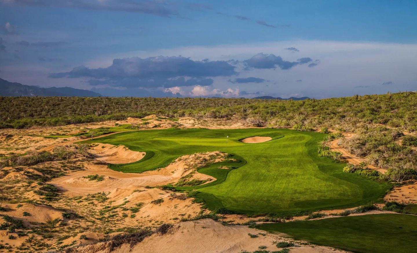 Desert golf green with sand bunkers near Pueblo Bonito Los Cabos Blanco.