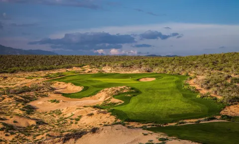 Desert golf green with sand bunkers near Pueblo Bonito Los Cabos Blanco.
