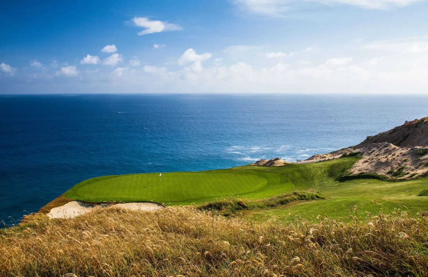 Oceanfront golf green on a cliff near Pueblo Bonito Los Cabos Blanco.