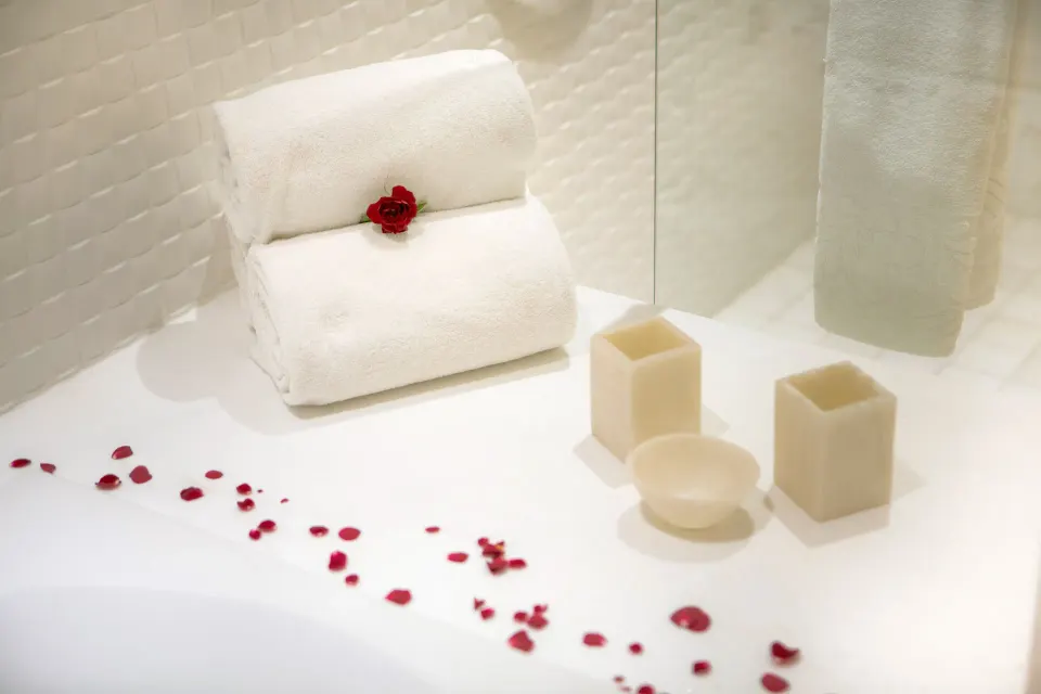Towers Ocean View Suite bath towels with rose petals at Pueblo Bonito Pacifica Golf & Spa Resort.