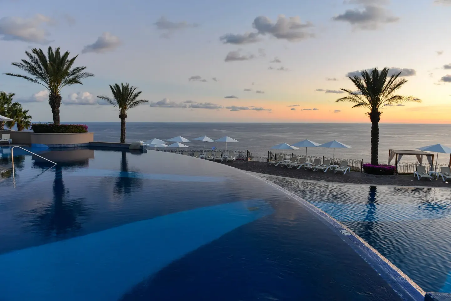 Sunset ocean view from an infinity pool at Pueblo Bonito Sunset Beach Golf & Spa Resort.