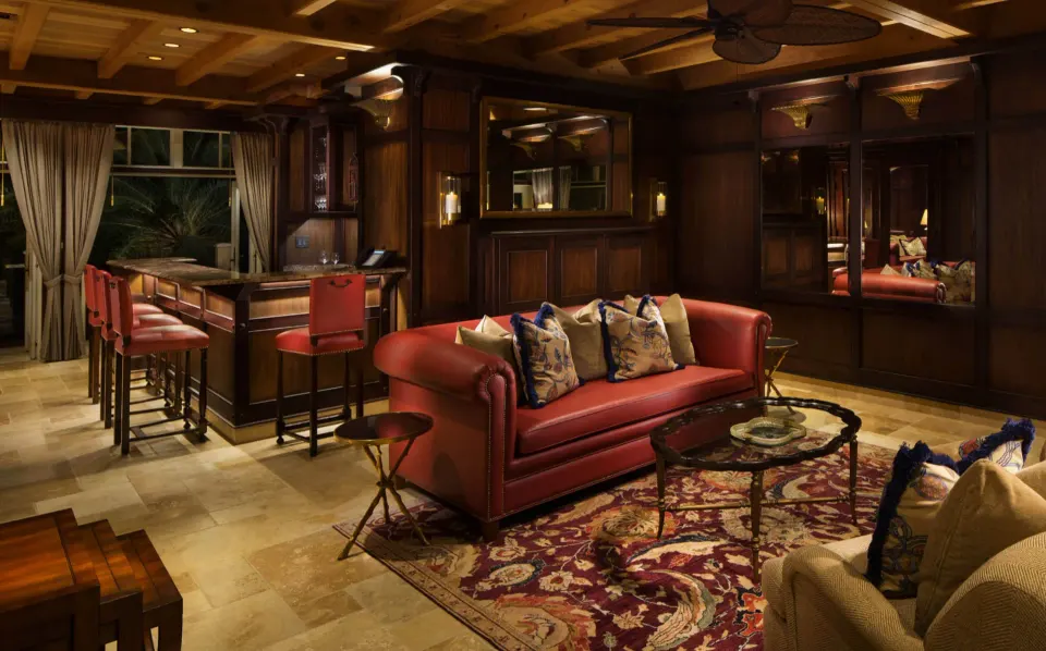Cozy bar lounge with leather sofa and small bar at Quintessence Hotel