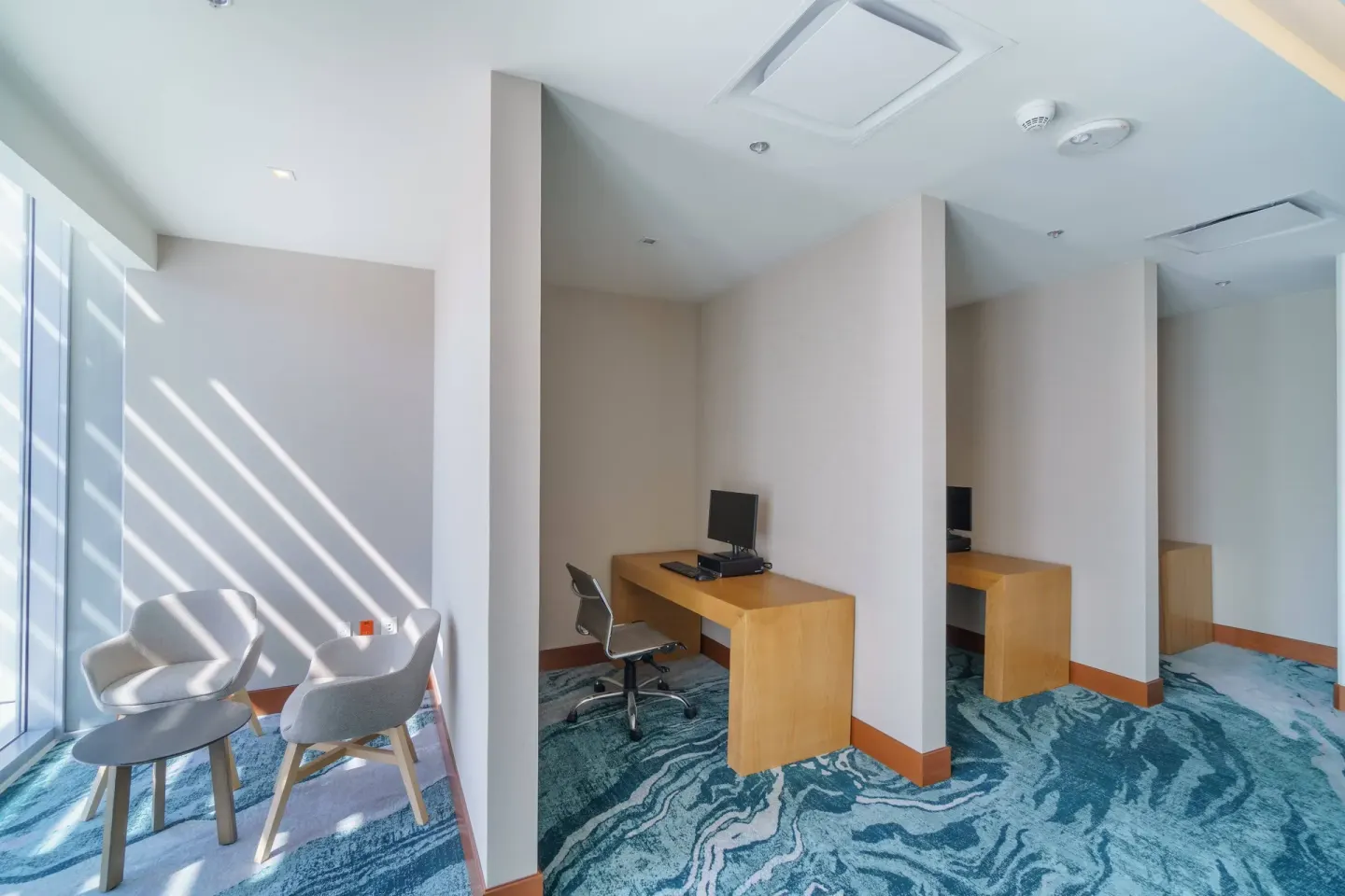 Business center workstations and lounge chairs at Renaissance Cancun Resort & Marina.