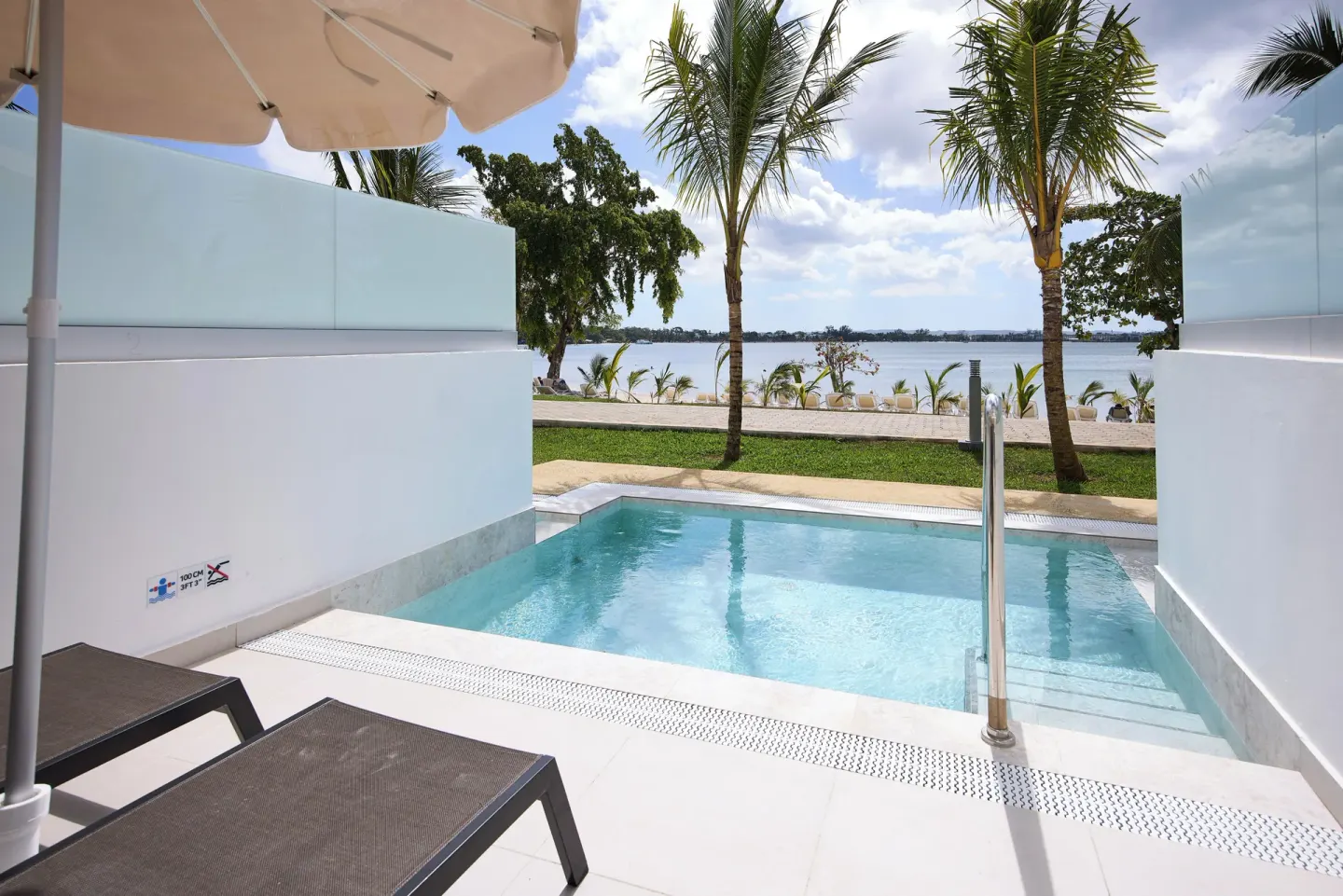 Oceanfront swim-up room terrace with plunge pool and sea view at Riu Negril.
