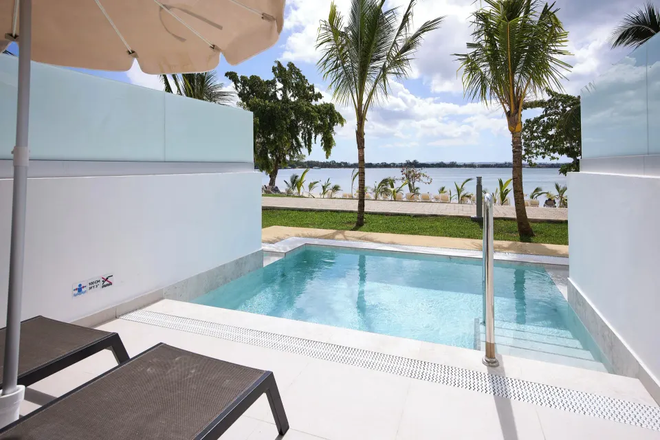Oceanfront swim-up room terrace with plunge pool and sea view at Riu Negril.