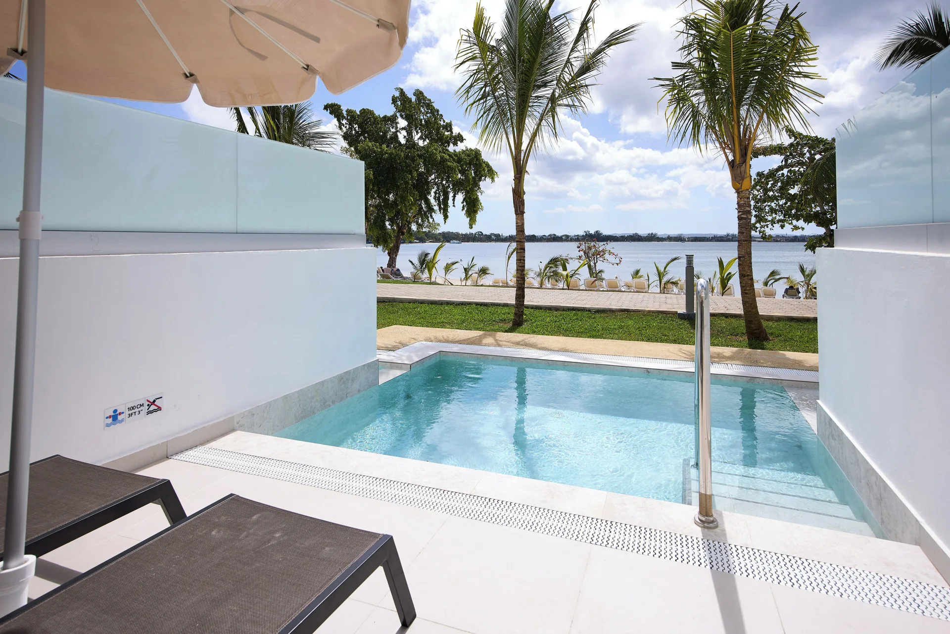 Oceanfront swim-up room terrace with plunge pool and sea view at Riu Negril.