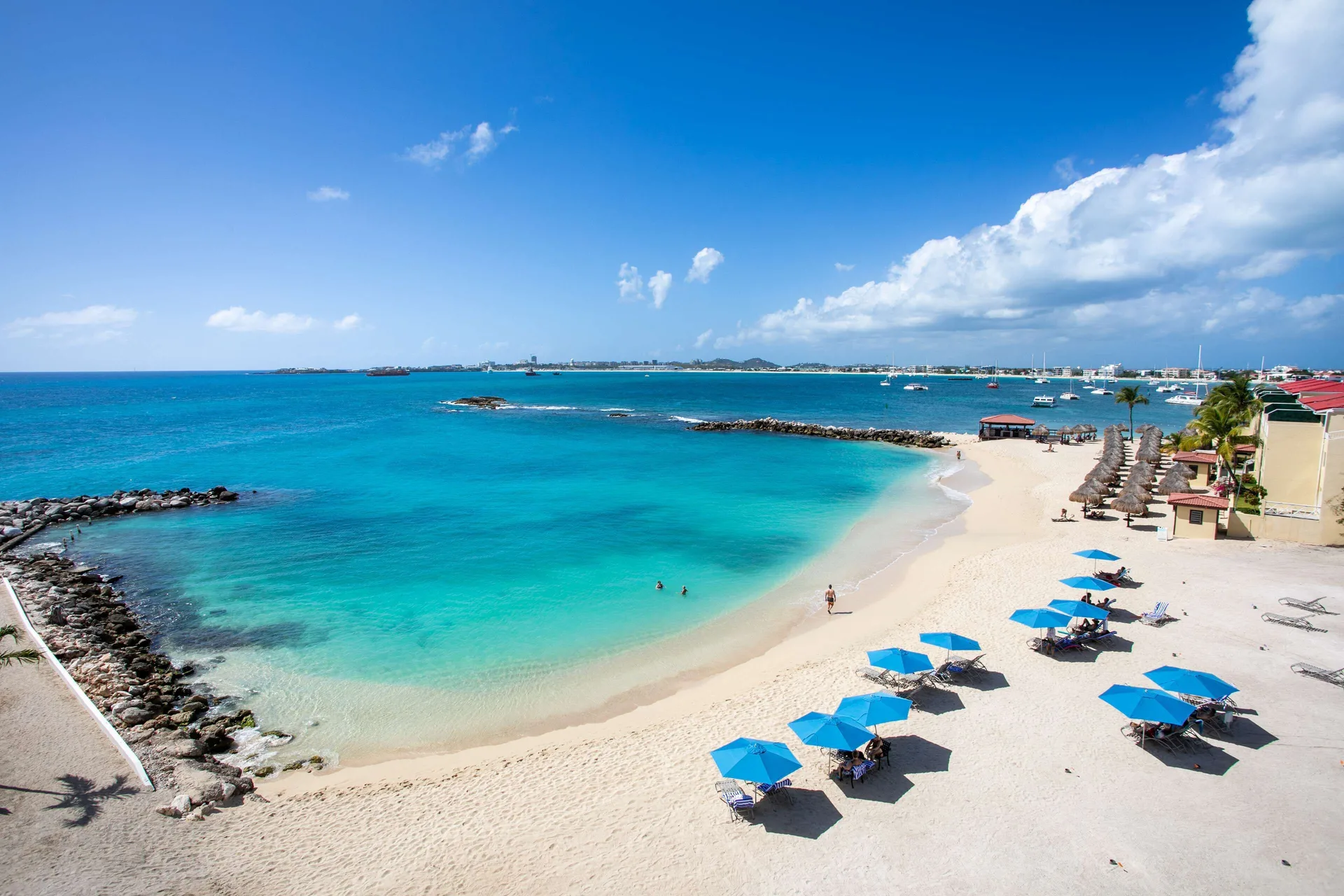 Hilton Vacation Club Flamingo Beach St. Maarten resort with beachfront setting and Caribbean views on the Dutch side of St. Maarten.