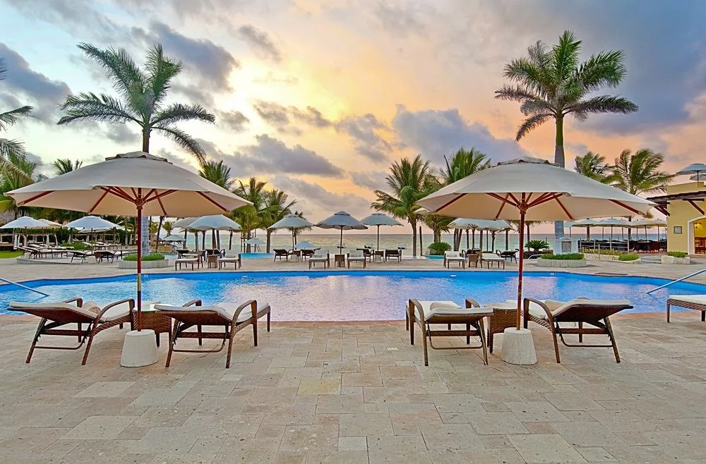 Luxury Relax Pool Room Official 1