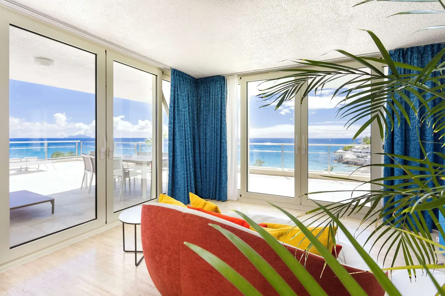 Corner seating area with terrace and ocean views at Royal Islander Resort La Plage.