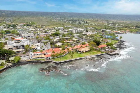 Kona Inn Shopping Village 10 Min Walk