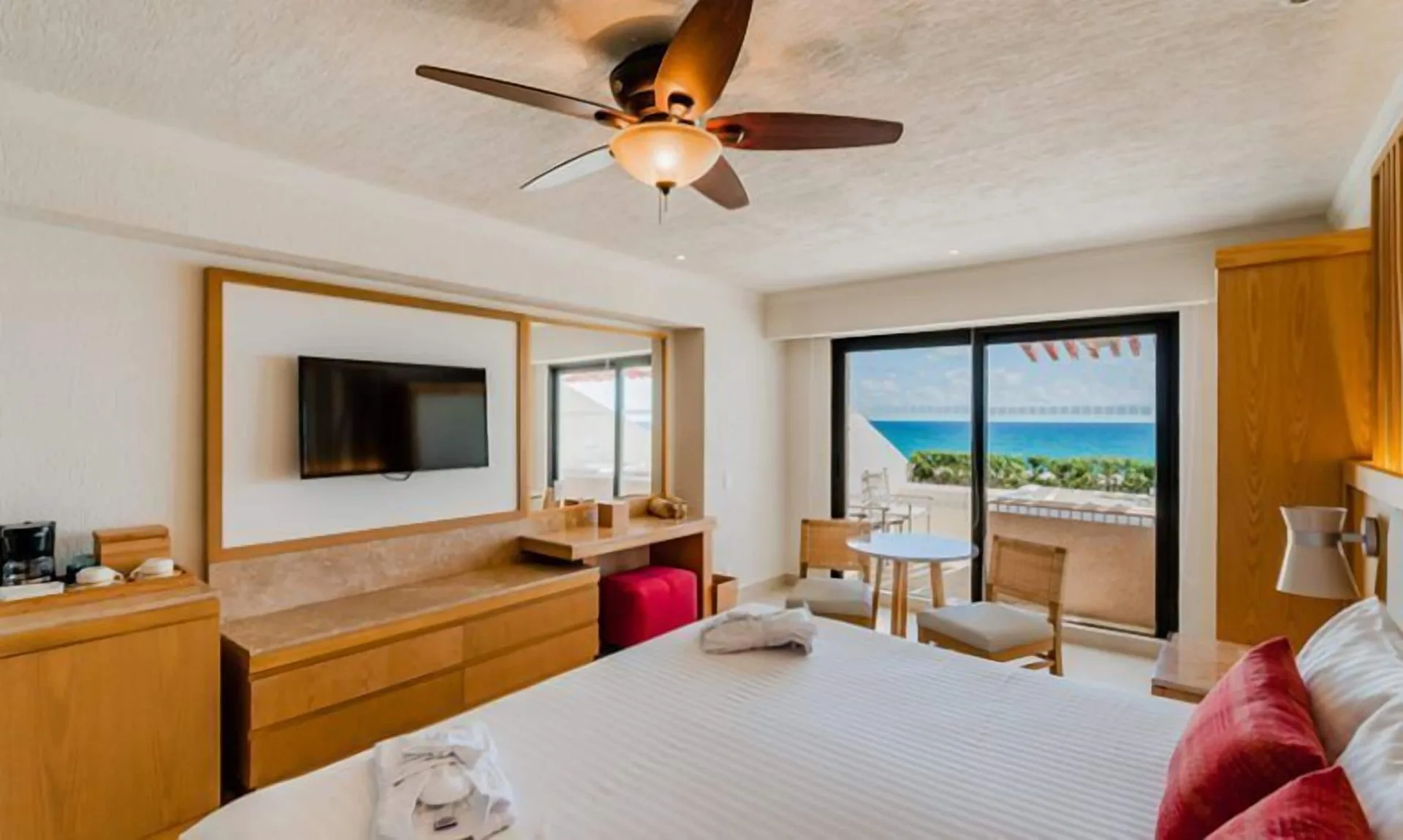 Deluxe ocean view room with bed and balcony at Royal Solaris Cancun.