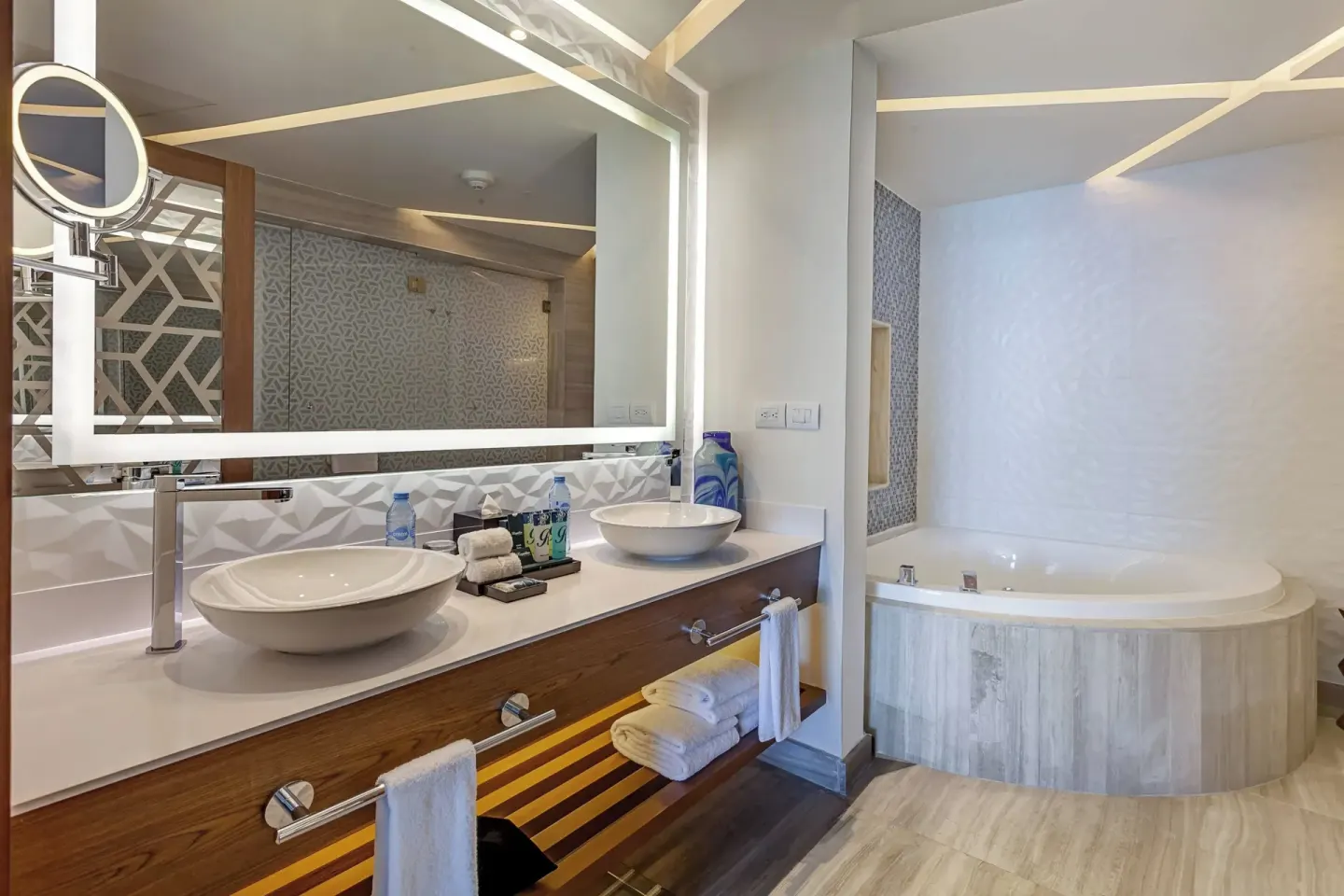 Bathroom with double vanity and soaking tub at Royalton CHIC Cancun.