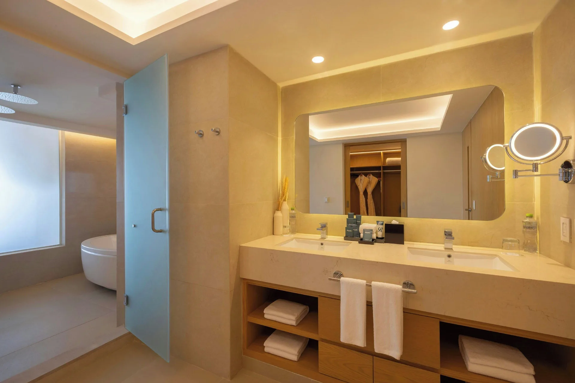Guest bathroom with double vanity and freestanding tub at Royalton Splash Riviera Cancun.