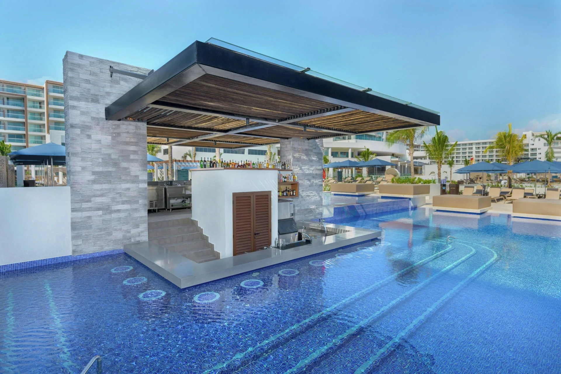 Swim-up pool bar under a shaded canopy at Royalton Splash Riviera Cancun.