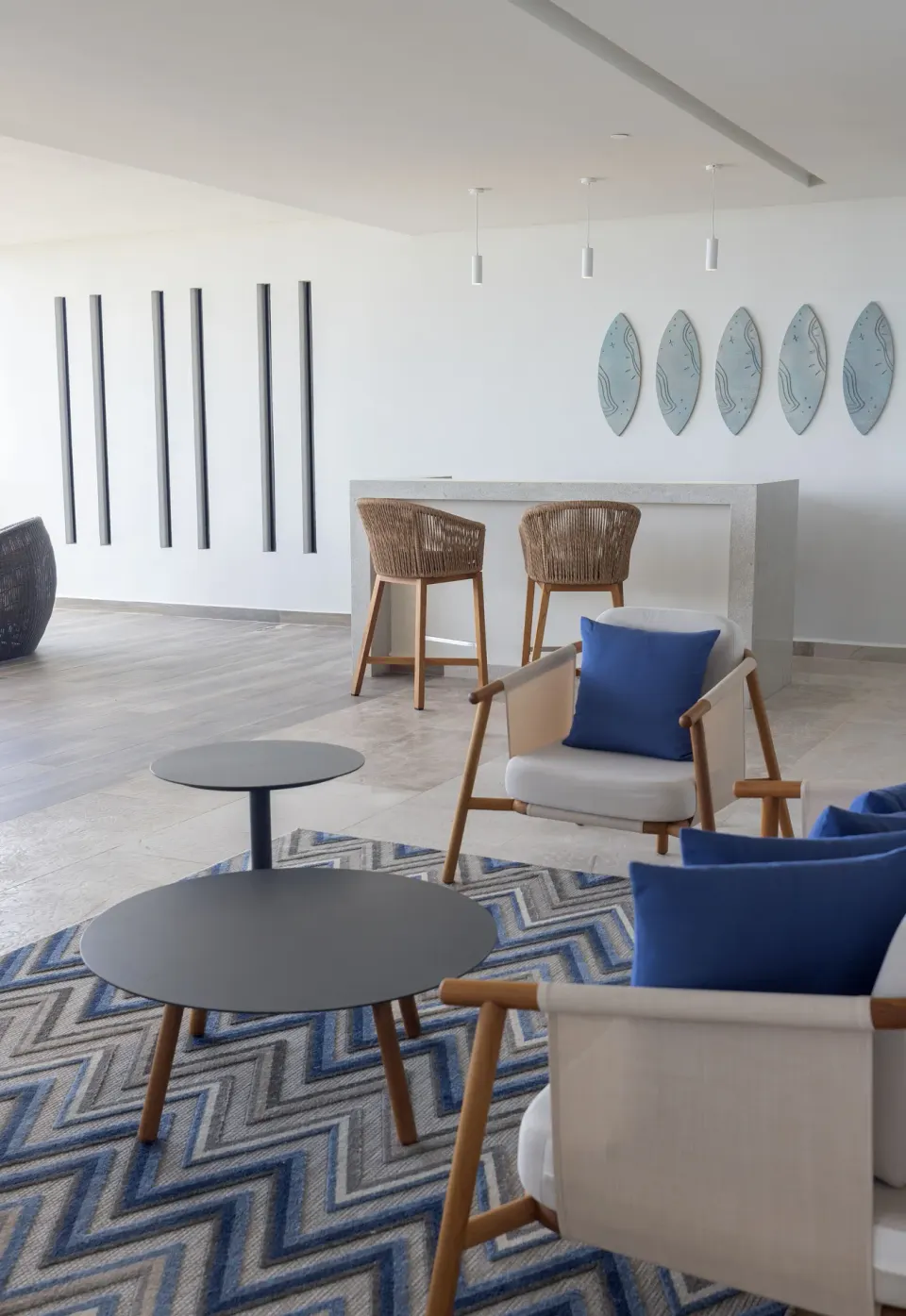 Modern seating area with bar counter in the Chairman Two Bedroom Suite at Royalton Splash Riviera Cancun.