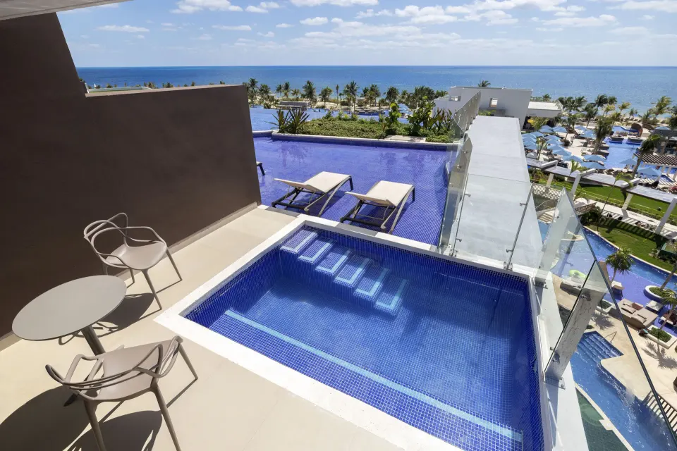Elevated swim-out terrace with plunge area and ocean view at Royalton Splash Riviera Cancun.
