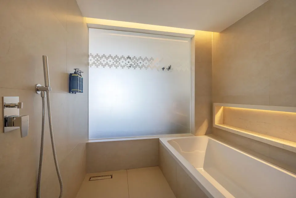 Luxury Junior Suite bathroom tub and shower area at Royalton Splash Riviera Cancun.
