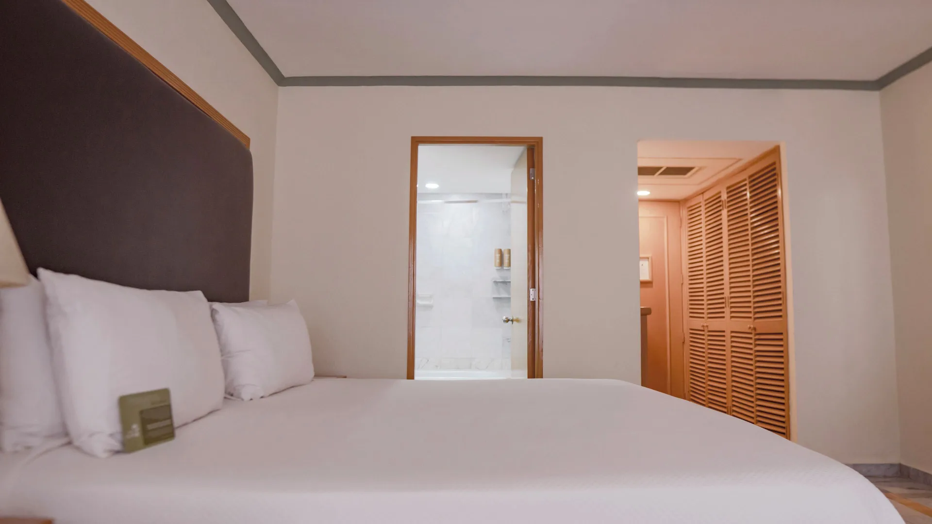 Estándar Room at Samba Vallarta with king bed, modern bathroom entry, and comfortable tropical design for Puerto Vallarta vacations.