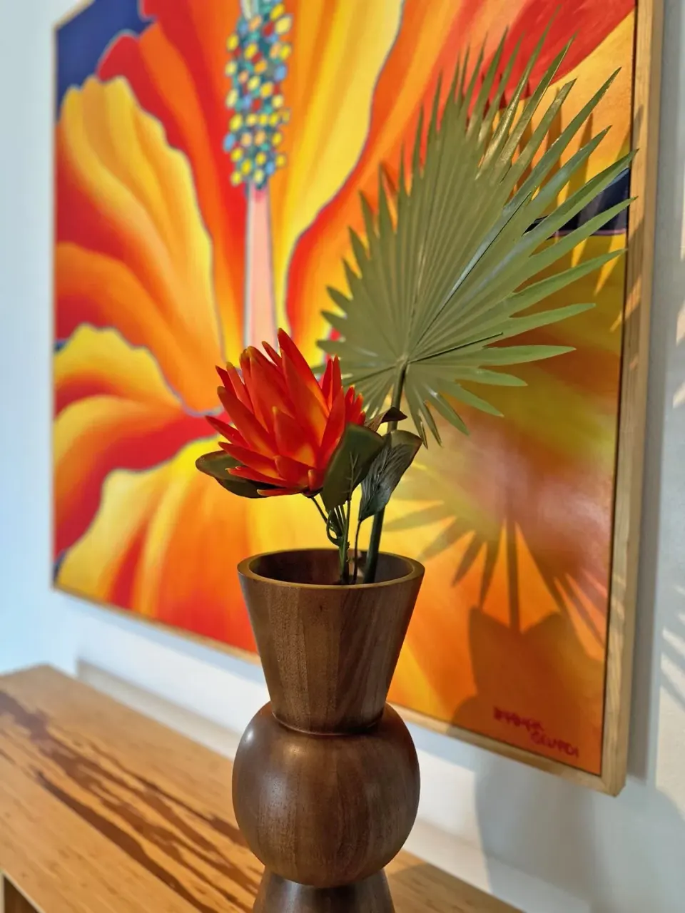 Decorative floral artwork and vase in the Dolphin Villa at Sand Castle on the Beach.