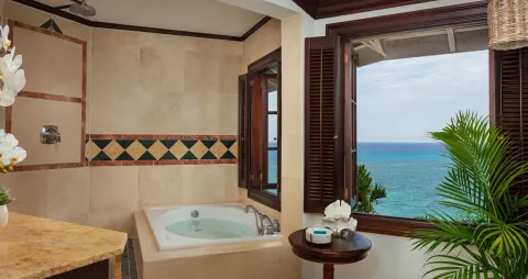 Royal Oceanfront One Bedroom Butler Suite Official 4