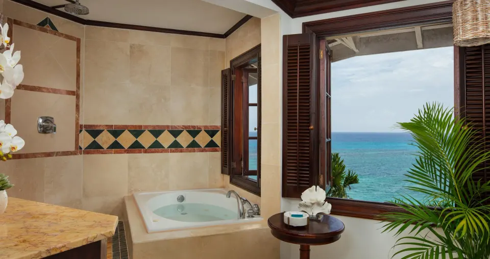 Royal Oceanfront One Bedroom Butler Suite Official 4