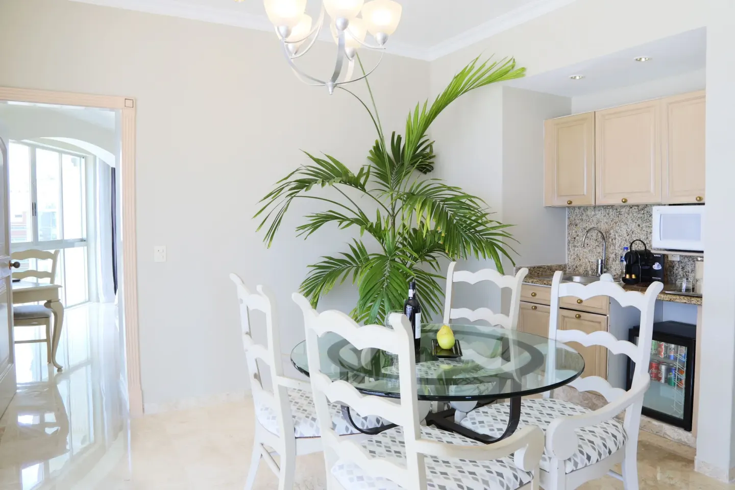Caribe Suite dining table and kitchenette area at Sandos Cancún.