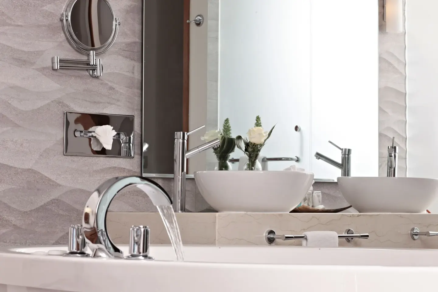 Finisterra Suite bathroom with tub, vessel sinks, mirrors, and chrome fixtures at Sandos Finisterra.