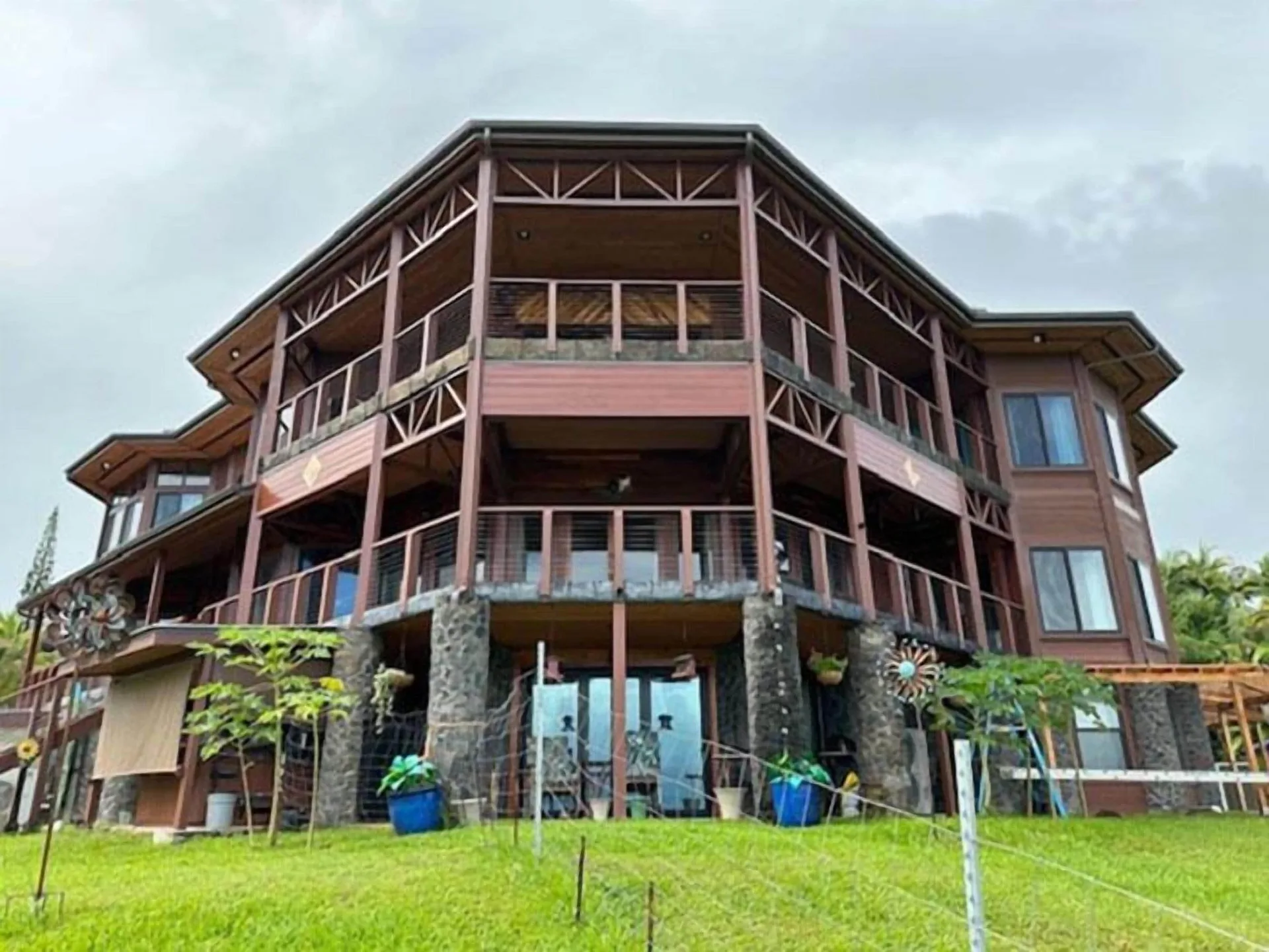 Hawaii Magic Skies Farmstay rural Big Island lodging with farm setting and open skies