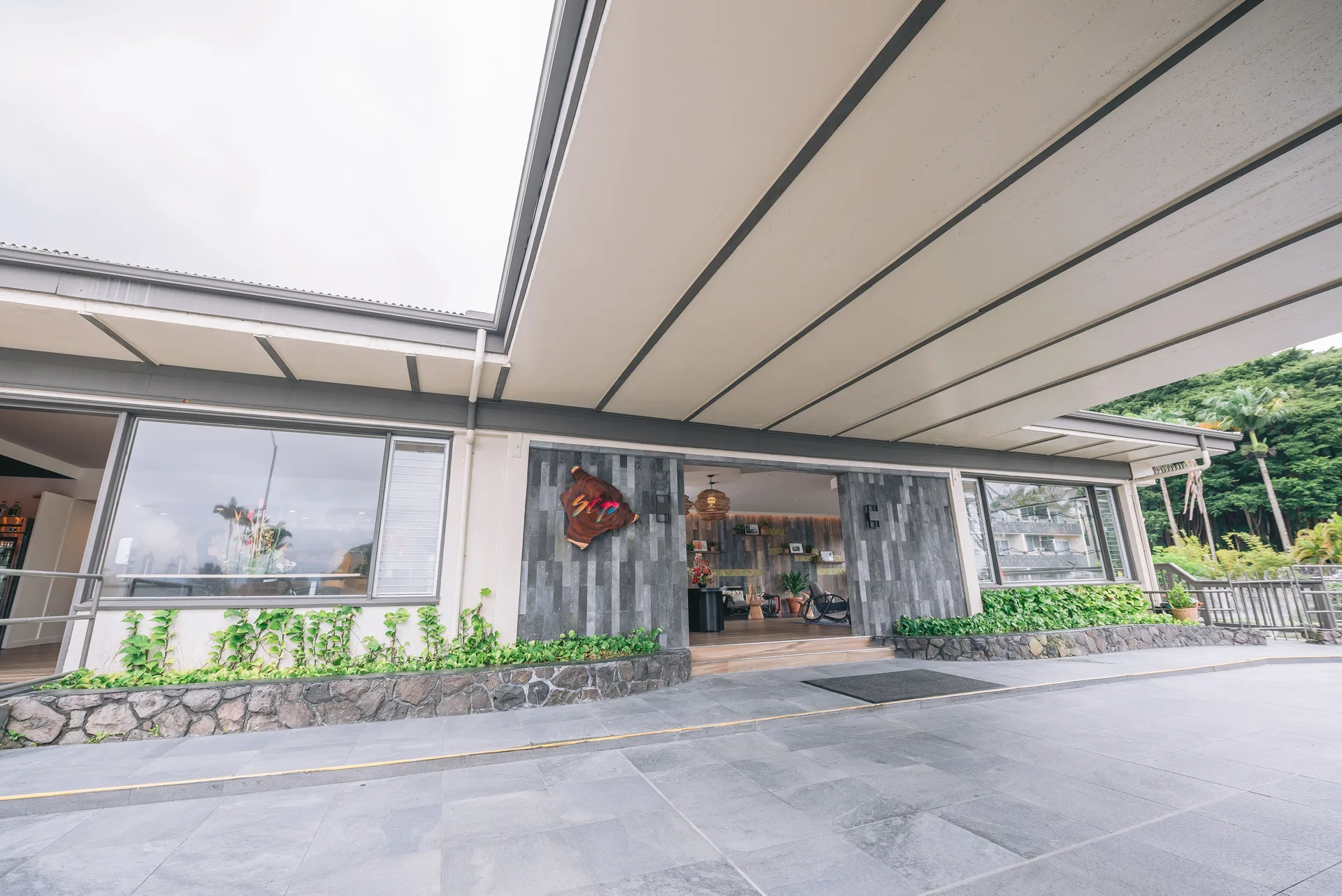 Covered entrance driveway and lobby doors at SCP Hilo Hotel.