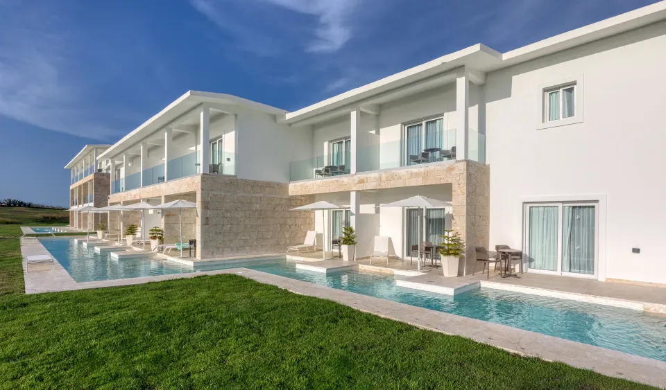 Swim-up suite terraces and pool at Senator Puerto Plata under a blue sky.