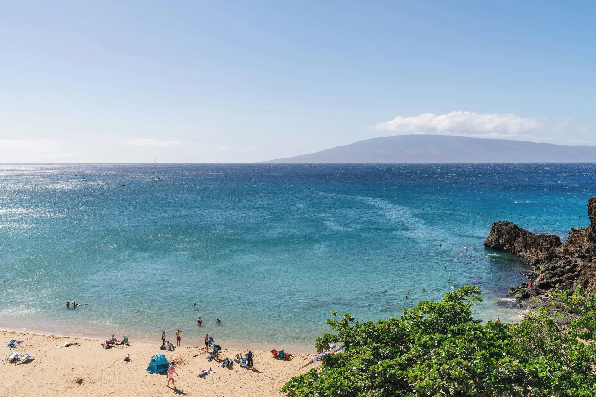 Beach and turquoise ocean near Sheraton Maui Resort & Spa.