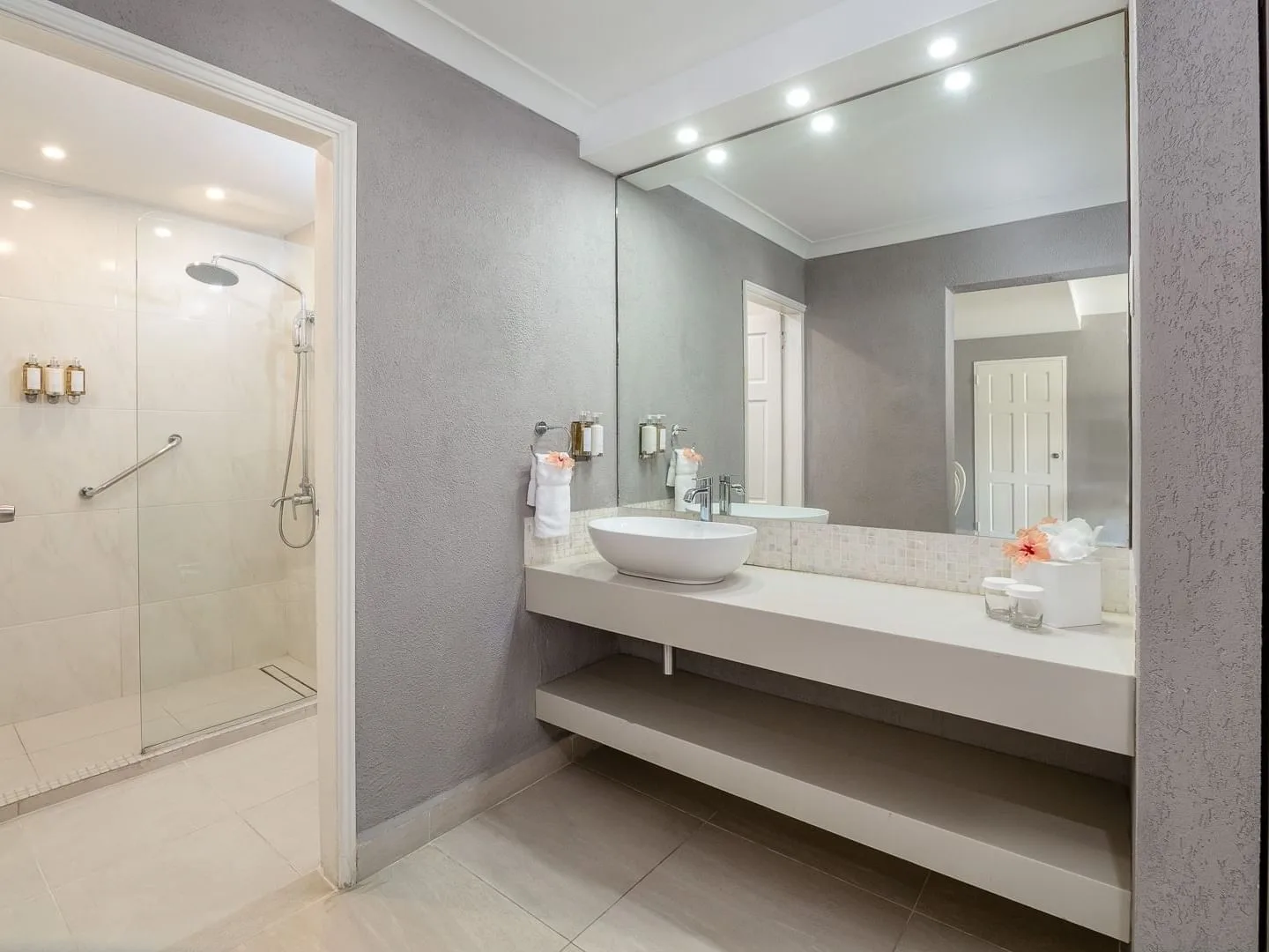 Two Bedroom Oceanfront Suite Official 5