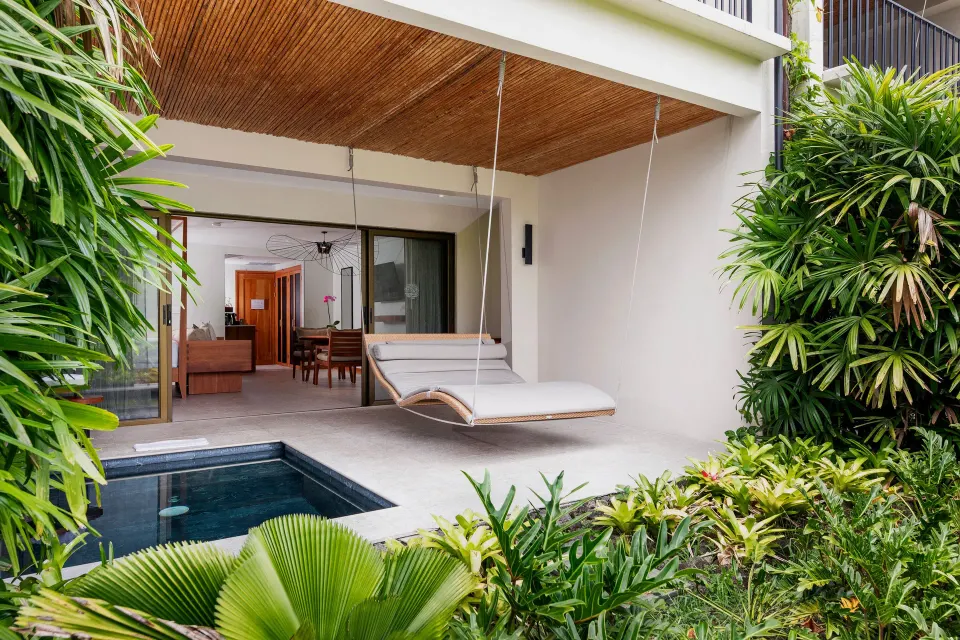 Private Pool Suite exterior showing plunge pool, hanging lounger and garden at Tabacón Thermal Resort & Spa