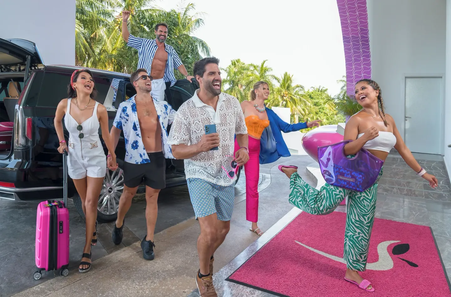 Guests arrive with luggage at the entrance of Temptation Cancún.