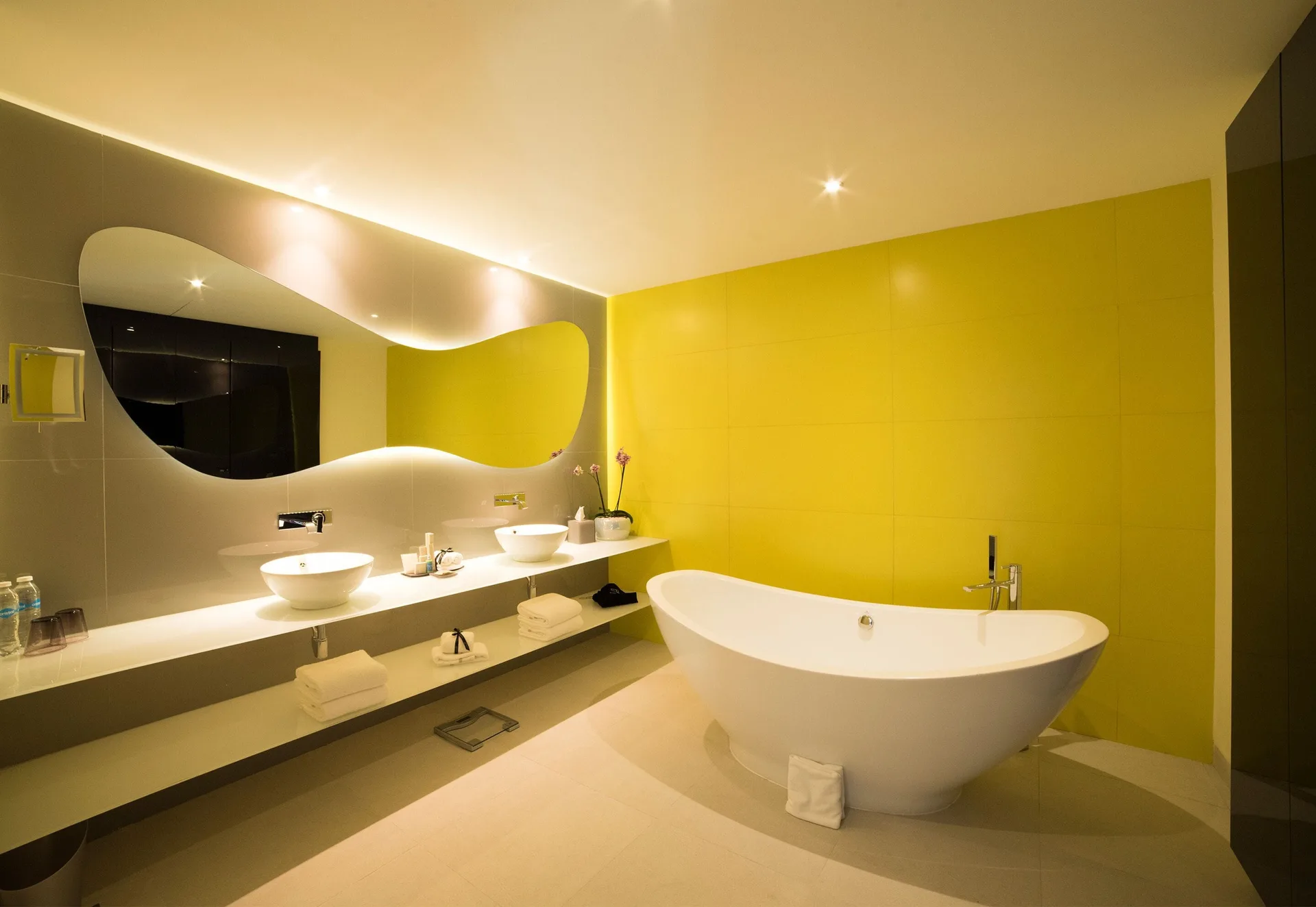 Oceanfront Master Suite bathroom with soaking tub at Temptation at The Tower Cancún.