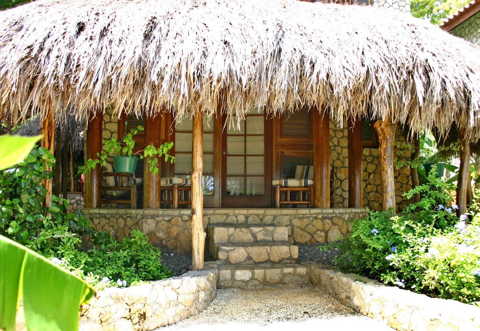 Superior Garden View cottage porch in gardens at Tensing Pen Hotel.