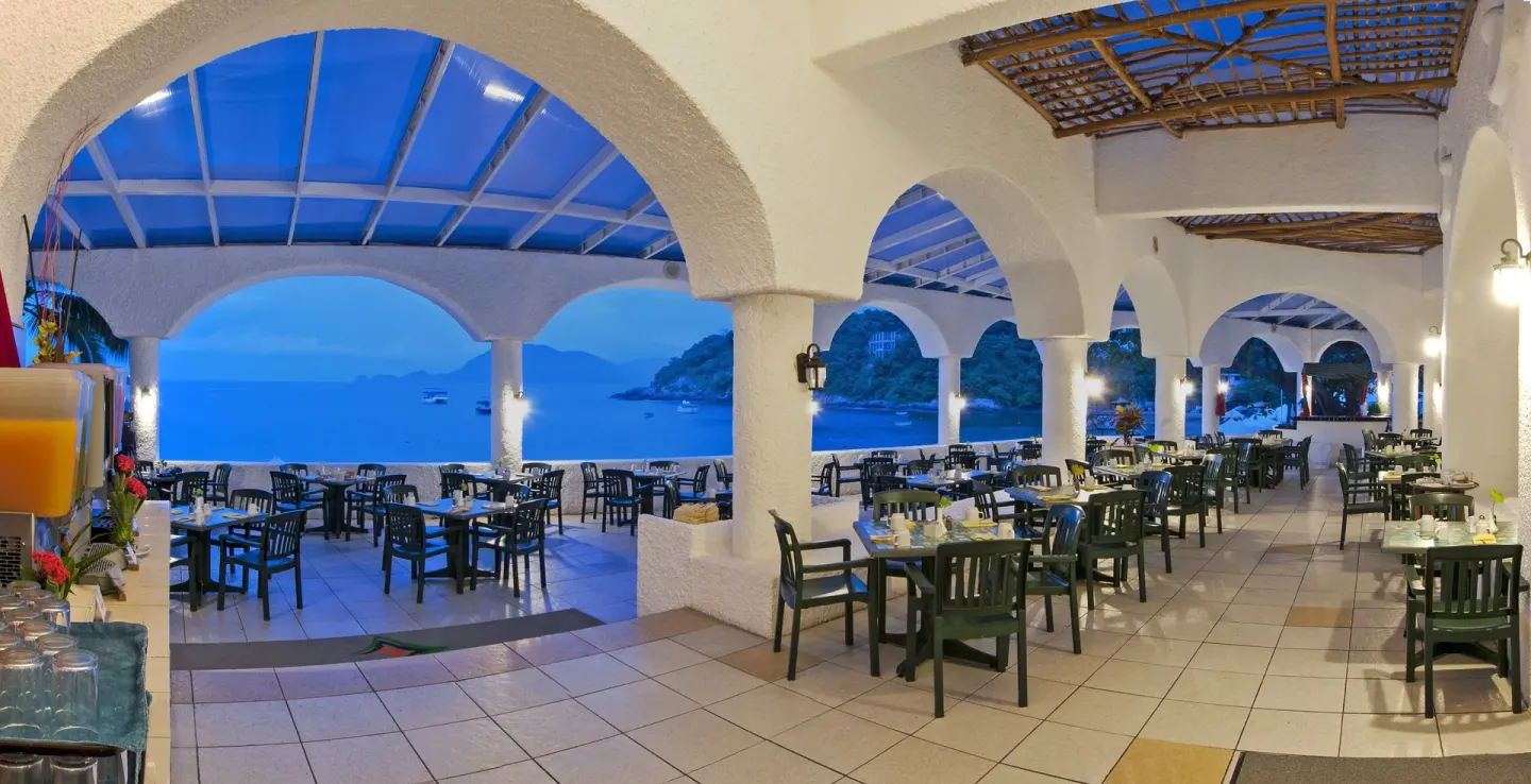 Covered ocean-view dining room with arched openings at Tesoro Manzanillo.